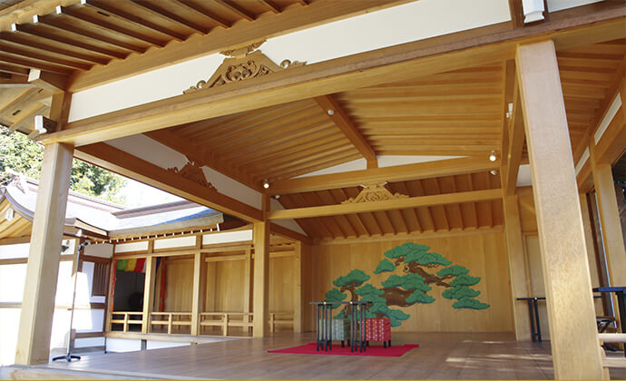 Sân khấu với tán cây tùng đặc trưng cho các thể loại kịch truyền thống như Noh,
                            Kyogen,...